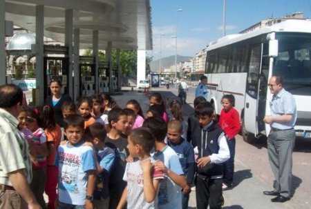 Polis çocuklarla birlikte çizgi film izledi