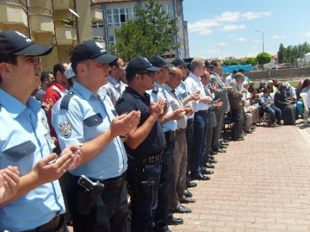 Polis memuru toprağa verildi