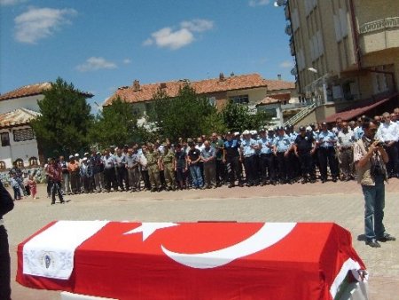 Polis memuru toprağa verildi