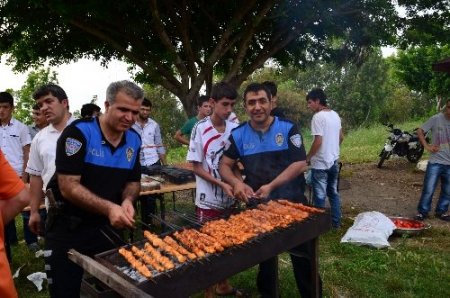 Polis pişirdi öğrenciler yedi