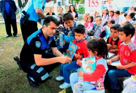 Polisten çocuklara karne hediyesi kitap