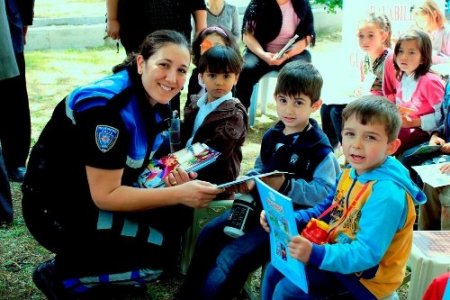 Polisten çocuklara karne hediyesi kitap