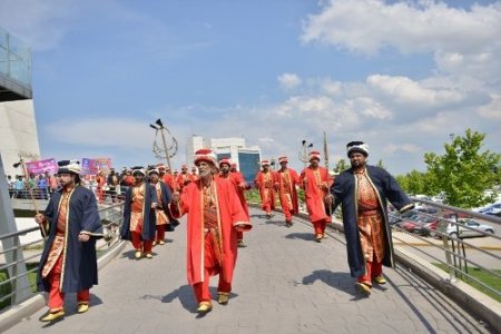 Roman Festivali renkli görüntülerle devam ediyor