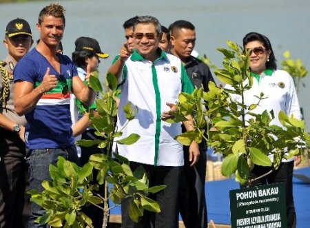 Ronaldo, Endonezya'da fidan dikti