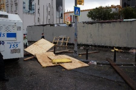 Rüzgarda kopan tahta parçaları polisi yaraladı