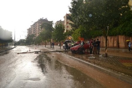 Sağanak yağış trafik kazalarına neden oldu