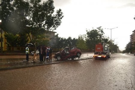 Sağanak yağış trafik kazalarına neden oldu