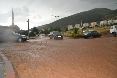 Sağanak yağış trafik kazalarına neden oldu