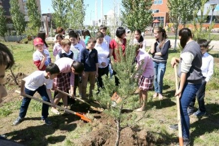 Sağlam, Kazak-Türk Liseleri'nin 20. yılı törenlerine katıldı