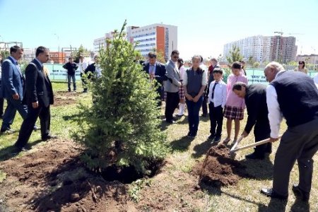 Sağlam, Kazak-Türk Liseleri'nin 20. yılı törenlerine katıldı