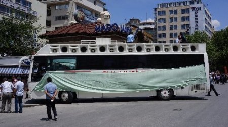 Sanatçılar, tiyatro yasa taslağına tepki için yürüdü