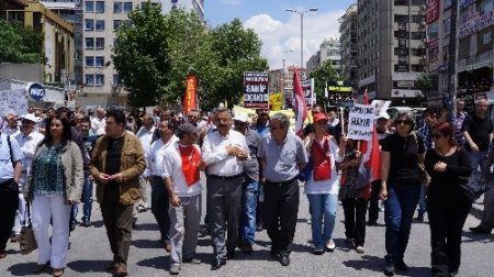 Sanatçılar, tiyatro yasa taslağına tepki için yürüdü