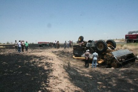 Şarampole düşerek alev alan biçerdöverle birlikte 3 dönüm ekili alan yandı