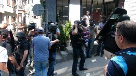 SDP binasına operasyon yapan polis, kesici aletler ele geçirildi