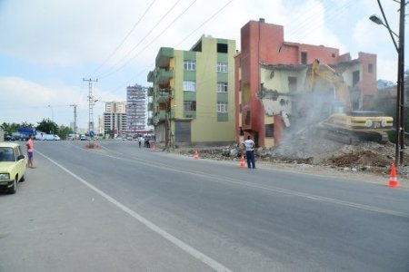 Şehit Mehmet Özer Caddesi’nde yıkım sürüyor