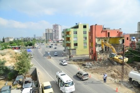 Şehit Mehmet Özer Caddesi’nde yıkım sürüyor