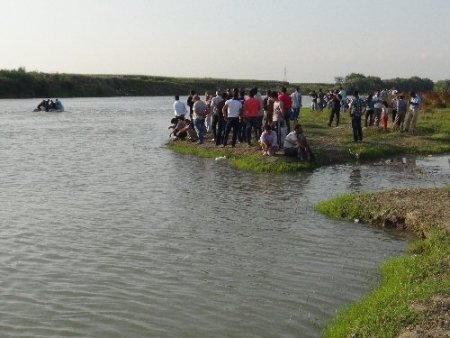 Serinlemek için girdiği Ceyhan Nehri'nde kayboldu