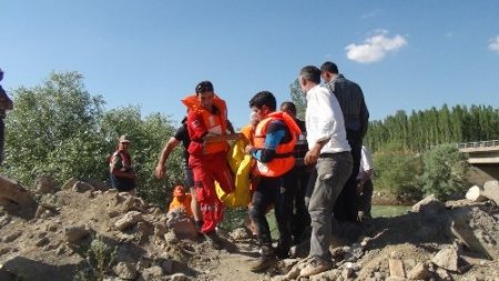 Serinlemek isteyen inşaat işçisi nehirde boğuldu