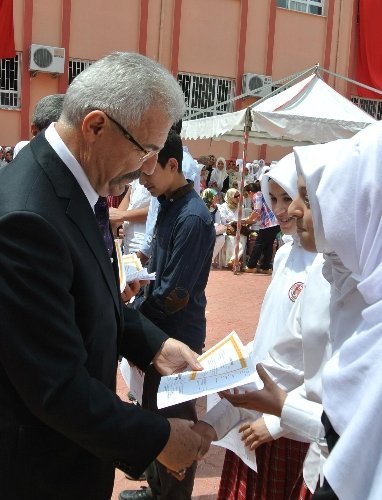 Şiirli semalı karne dağıtım töreni