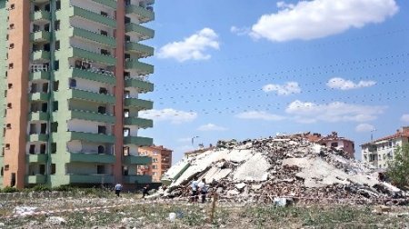 Sincan’da 10 katlı boş bina çöktü