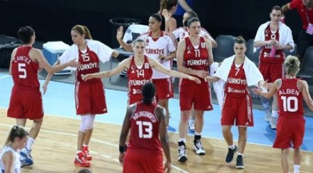 Sırbistan'ı 92-71 yenen A Milli Kadın Basketbol Takımı Avrupa üçüncüsü oldu