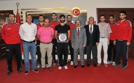 Süper Lig’e yükselen hentbolcular Vali Coş’u ziyaret etti