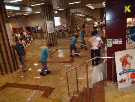 Taksim göle döndü, metro seferleri iptal edildi