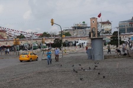 Taksim güne sakin başladı