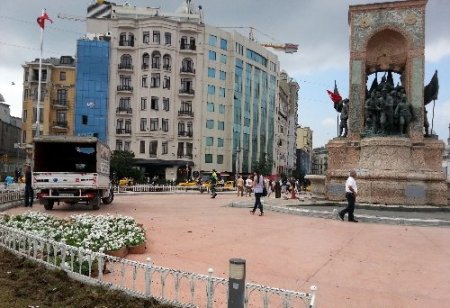 Taksim Meydanı çiçek açtı