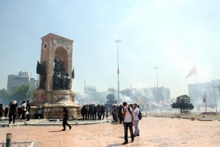 Taksim Meydanı'nda gerginlik sürüyor