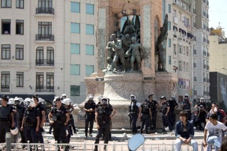 Taksim Meydanı'nda gerginlik sürüyor