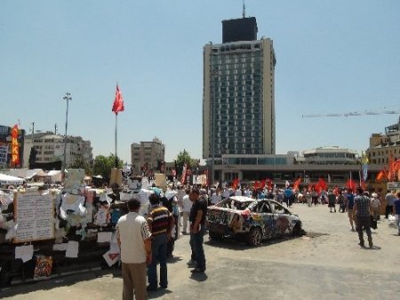 Taksim sakin günlerinden birini yaşıyor