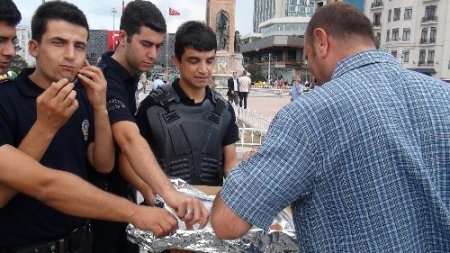 Taksim'de baklava dağıtan polis: Düzenimizin tadı bozulmasın!