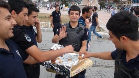 Taksim'de baklava dağıtan polis: Düzenimizin tadı bozulmasın!