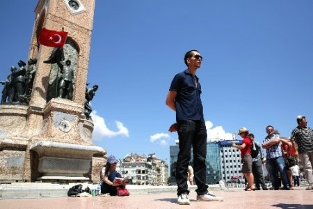 Taksim’de 'duran adam' ve 'yatan adam' eylemi