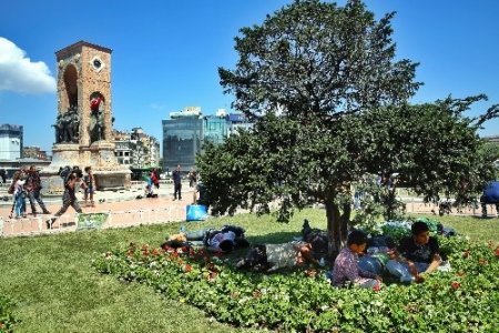 Taksim’de 'duran adam' ve 'yatan adam' eylemi