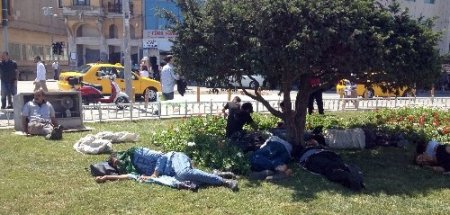 Taksim’de 'duran adam' ve 'yatan adam' eylemi