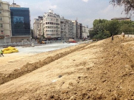 Taksim'de yıkılan iş yerlerinin yerine çim ekiliyor