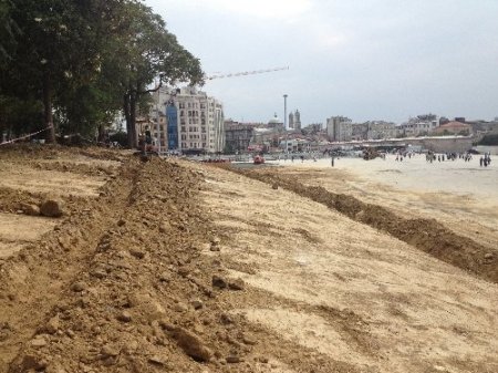 Taksim'de yıkılan iş yerlerinin yerine çim ekiliyor