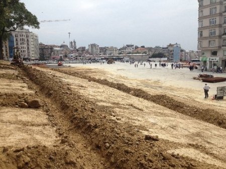 Taksim'de yıkılan iş yerlerinin yerine çim ekiliyor