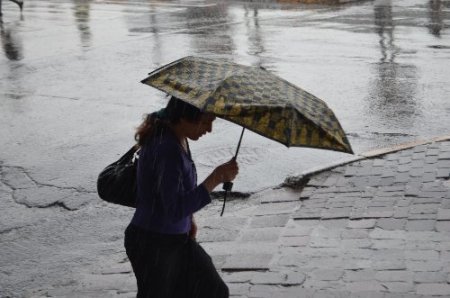 Taksim'e gelen vatandaşlar yağmura yakalandı