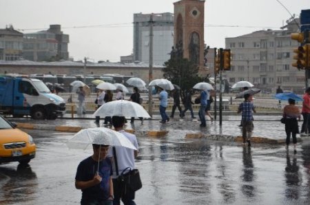 Taksim'e gelen vatandaşlar yağmura yakalandı