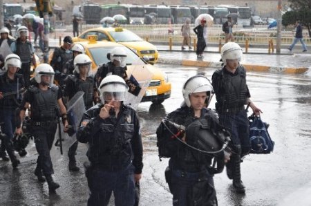 Taksim'e gelen vatandaşlar yağmura yakalandı