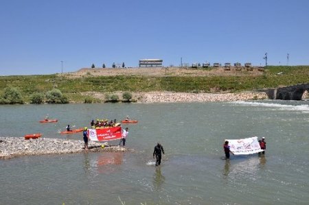 Tarihi Murat Köprüsü'nde kano coşkusu