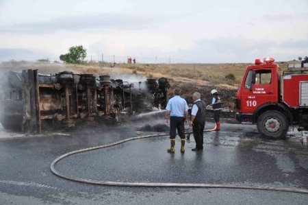 Tarsus'ta devrilen tanker yandı