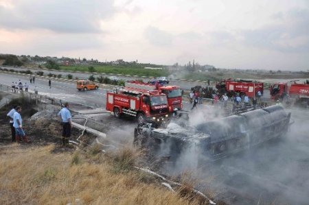 Tarsus'ta devrilen tanker yandı