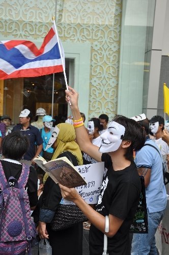 Tayland’da hükümet karşıtı beyaz maskeli yürüyüş