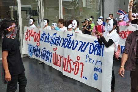 Tayland’da hükümet karşıtı beyaz maskeli yürüyüş