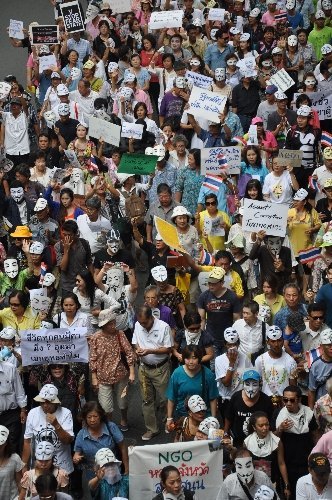 Tayland’da hükümet karşıtı beyaz maskeli yürüyüş