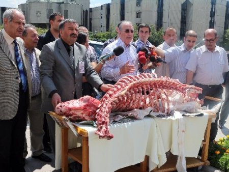 TBMM bahçesinde iskeletli basın toplantısı